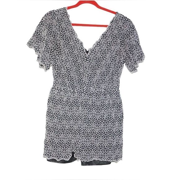 Express Scalloped and Embroidered Black/White Eyelet Romper, Lage - Picture 4 of 7